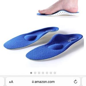 These Walkomfy insoles have arch support and metatarsal pads.